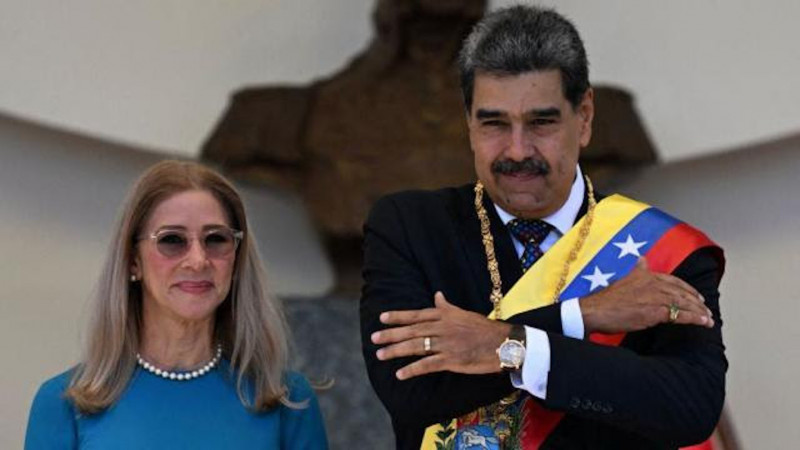 <p>Nicolás Maduro y su esposa, Cilia Flores, durante la toma de posesión.</p>