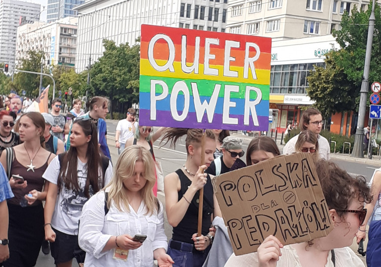 <p>Una pancarta con el lema 'Queer power' en el Desfile por la Igualdad de 2023 en Varsovia. / <strong>Tomasz Molina (Wikimedia Commons)</strong></p>