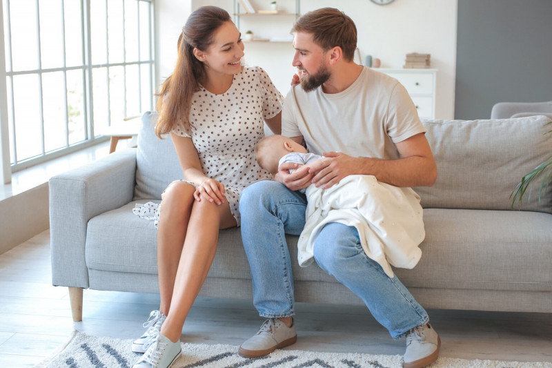 <p>Imagen de recurso de una pareja joven con un bebé. / <strong>Negative Espace</strong></p>
<p> </p>
<p> </p>