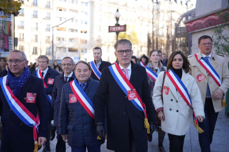 <p>Olivier Faure junto a otros miembros del PS, durante un acto el 20 de noviembre. / <strong>Cuenta de FB de Olivier Faure.</strong></p>