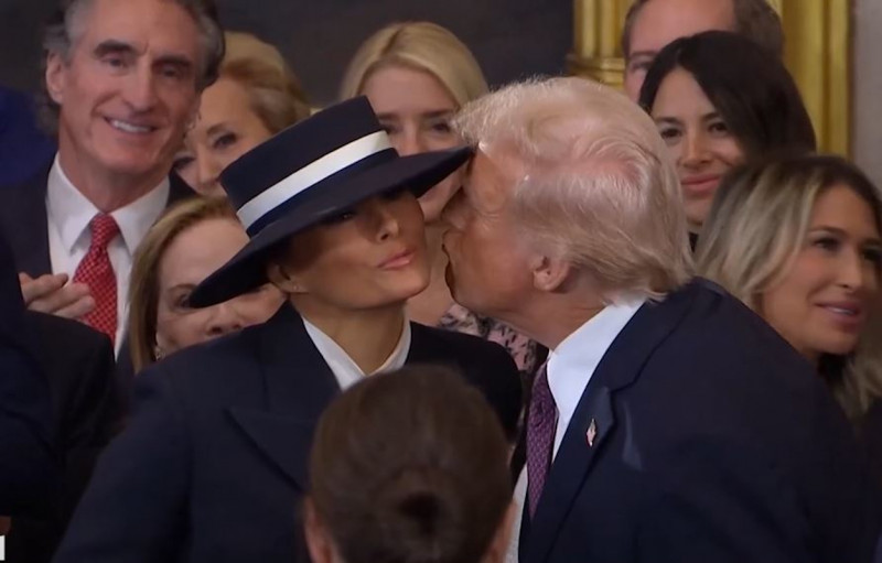 <p>Donald Trump intenta darle un beso a su esposa Melania en su toma de posesión. / <strong>Youtube</strong></p>