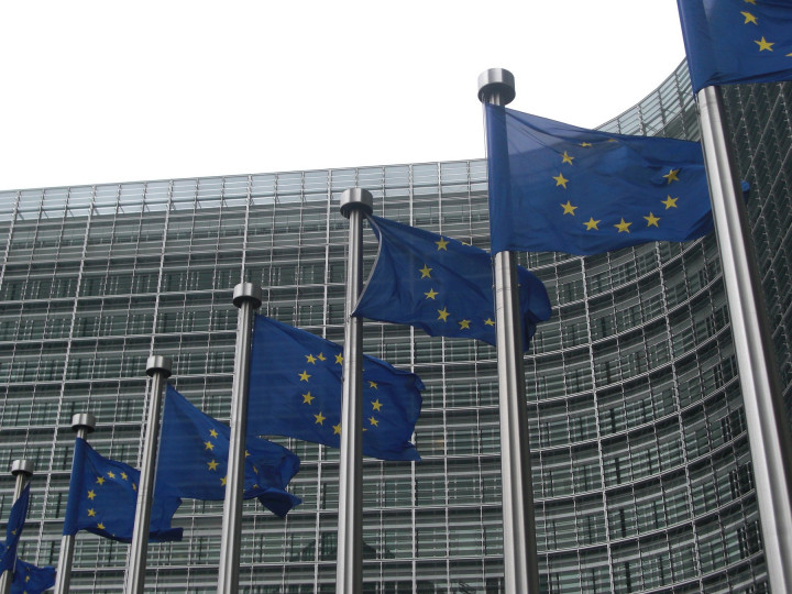 <p>Banderas de la Unión Europea en el edificio Berlaymont, sede de la Comisión. / <strong>Sébastien Bertrand (CC BY 2.0)</strong></p>