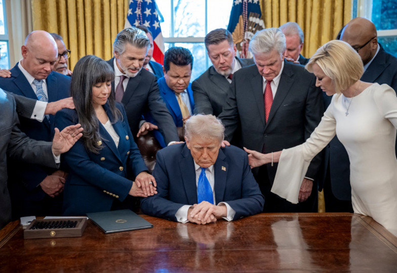 <p>El presidente Trump rodeado por su equipo en una imagen difundida el 7 de febrero por la Casa Blanca. / <strong>Facebook The White House</strong></p>