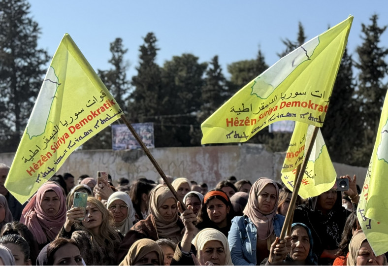 <p>Mujeres con banderas de las SDF en el décimo aniversario de la batalla de Kobane. / <strong>B.C.A y J.A.A. </strong></p>