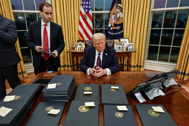 <p>Trump, antes de la firma de decenas de decretos en el Despacho Oval, el pasado 21 de enero. / <strong>Daniel Torok (The White House)</strong></p>