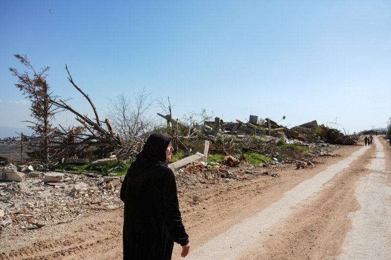 <p>Hajje camina por Kfar Kila tras la retirada del Ejército israelí. Pueblo fronterizo del sur del Líbano, ha sido primera línea de batalla y reducido a escombros. / <strong>M.M.</strong></p>