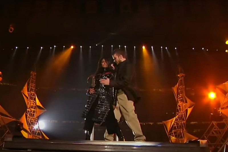 <p>Los artistas Janet Jackson y Justin Timberlake durante su controvertida actuación el 1 de febrero de 2004 en la final de la Super Bowl. /<strong> Youtube</strong></p>