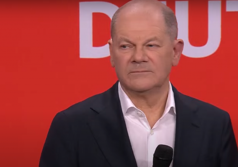 <p>El canciller Olaf Scholz comparece ante los medios inmediatamente después de conocerse el resultado de las elecciones el pasado 23 de febrero. / <strong>CNN-News18</strong></p>