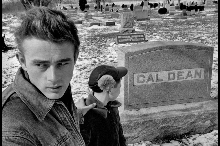 <p>James Dean  y su primo Markie visitando la tumba de su bisabuelo, Cal Dean. Cal era el nombre del protagonista de <em>Al este del Edén</em>. Fairmount, febrero de 1955.</p>