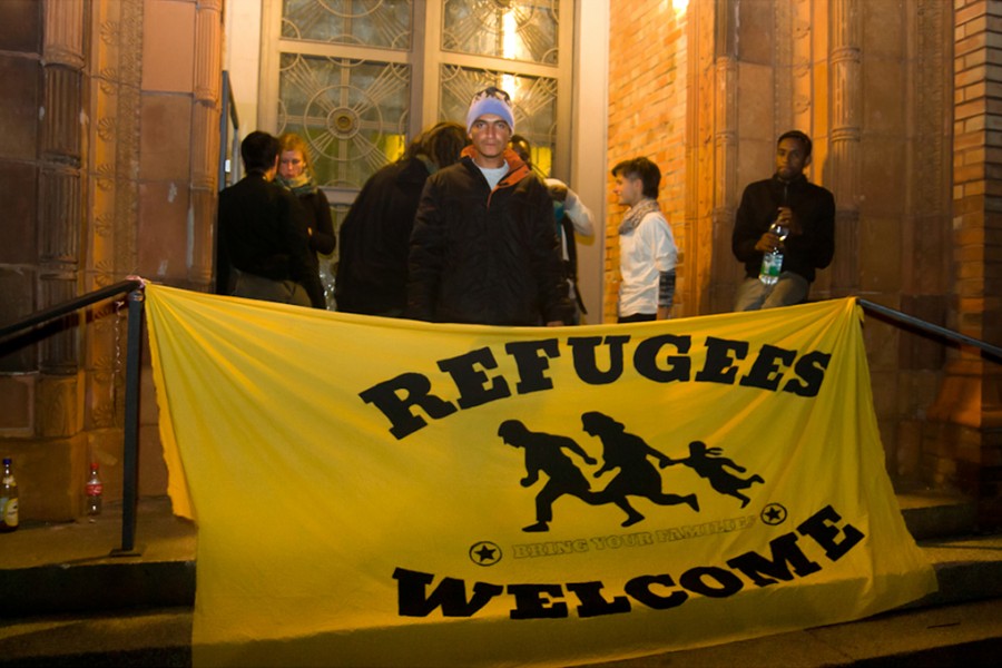 <p>Cartel a la entrada de la iglesia de Santo Tomás en Kreuzberg, Berlín, donde se alojan refigiados.</p>