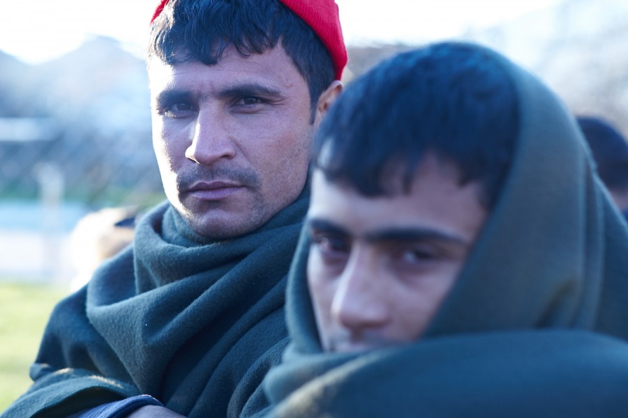 <p>Dos jóvenes afganos se protegen del frío con mantas en localidad serbia de Dimitrovgrad, en la frontera con Bulgaria.</p>