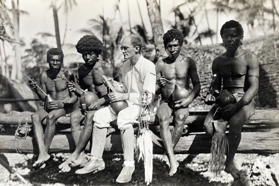 <p>El antropólogo Bronislaw Malinowski, con un grupo de nativos de las islas Trobriand en 1918.</p>