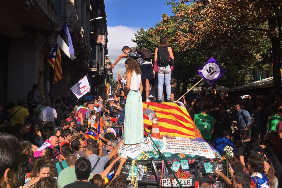 <p>Manifestantes encima de un vehículo de la Guardia Civil, en Barcelona, el 20 de septiembre.</p>