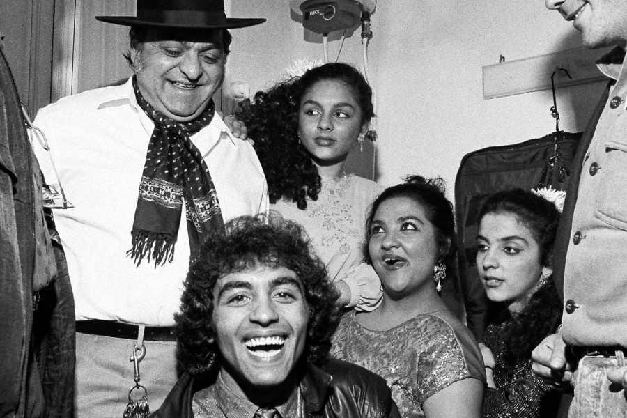 <p>Antonio Montoya Flores, Farruco, con su familia en 1987.</p>