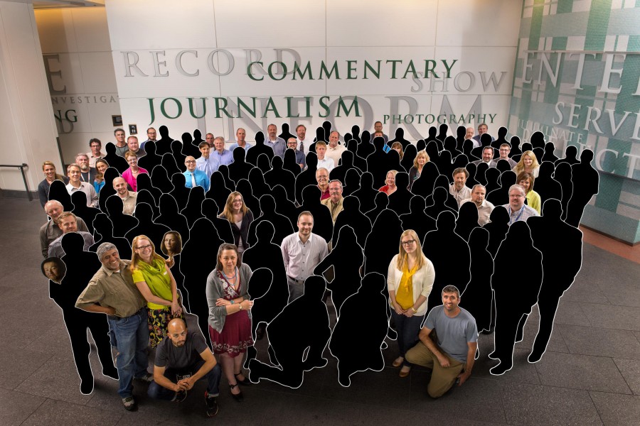 <p>Los 142 redactores de The Denver Post posan en mayo de 2013, después de recibir un premio Pulitzer. La ilustración muestra los periodistas que todavía permanecen en el diario en abril de 2018.</p>