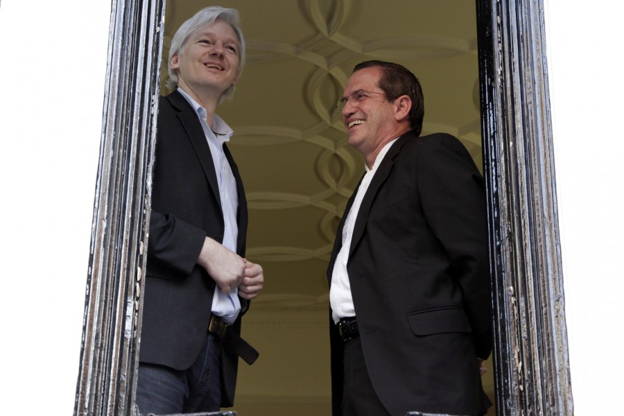 <p>Julian Assange, junto al excanciller ecuatoriano Ricardo Patiño en una reunión en Londres. 2013</p>
