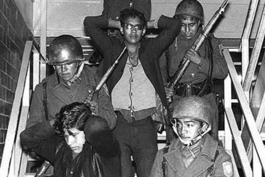 <p>Estudiantes detenidos en el edificio Chihuahua, en los alrededores de la plaza de Tlatelolco, el 2 de octubre de 1968. </p>