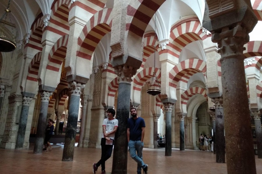 <p>Santini Rose con su amigo Ángel en la Mezquita de Córdoba.</p>