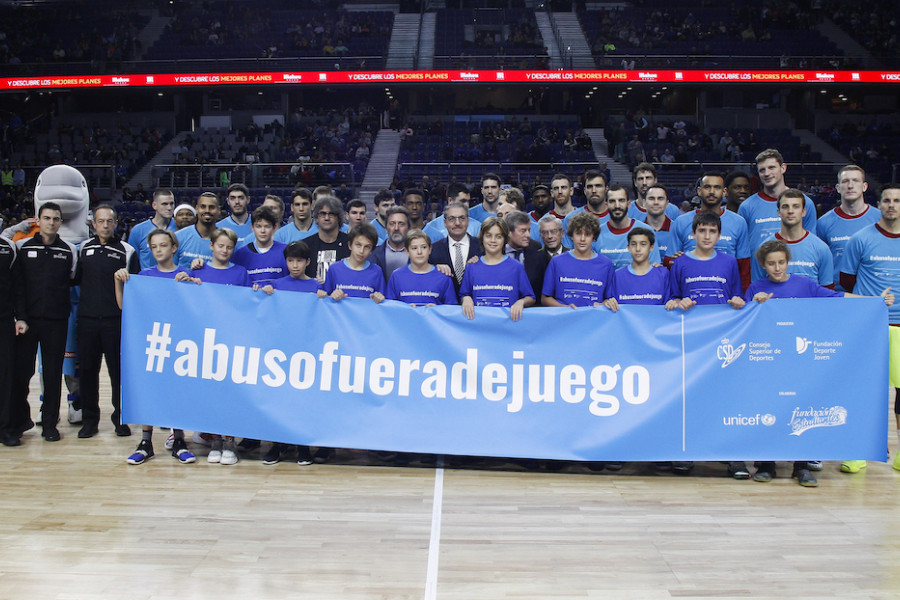 <p>Imagen de la campaña #AbusoFueraDeJuego durante el partido Movistar Estudiantes - FC Barcelona Lassa.</p>