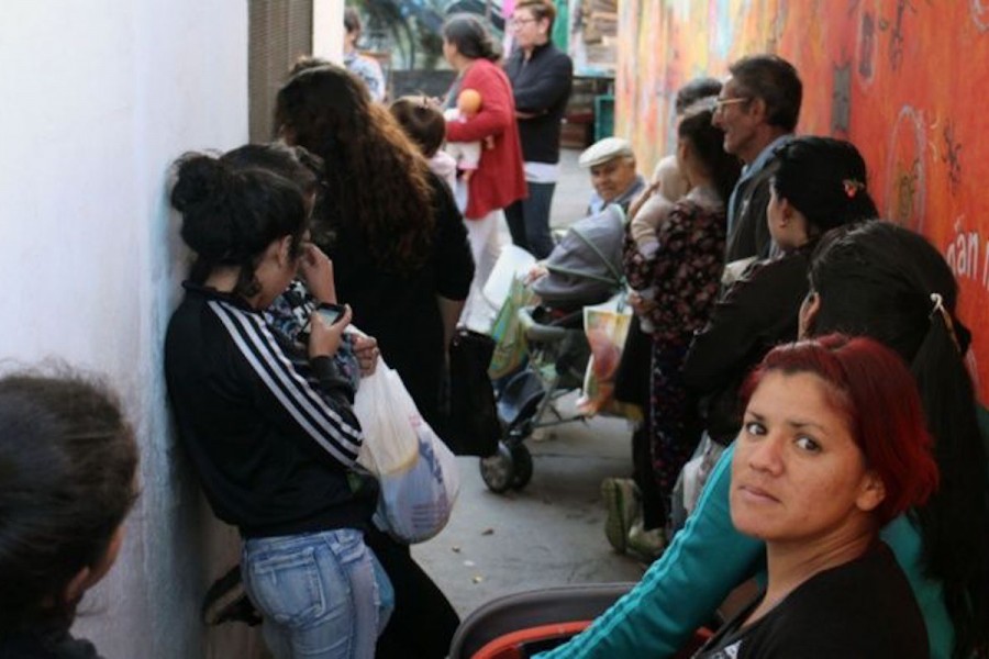 <p>Un grupo de personas esperan para recibir alimentos en el comedor San Cayetano, de Rosario.</p>