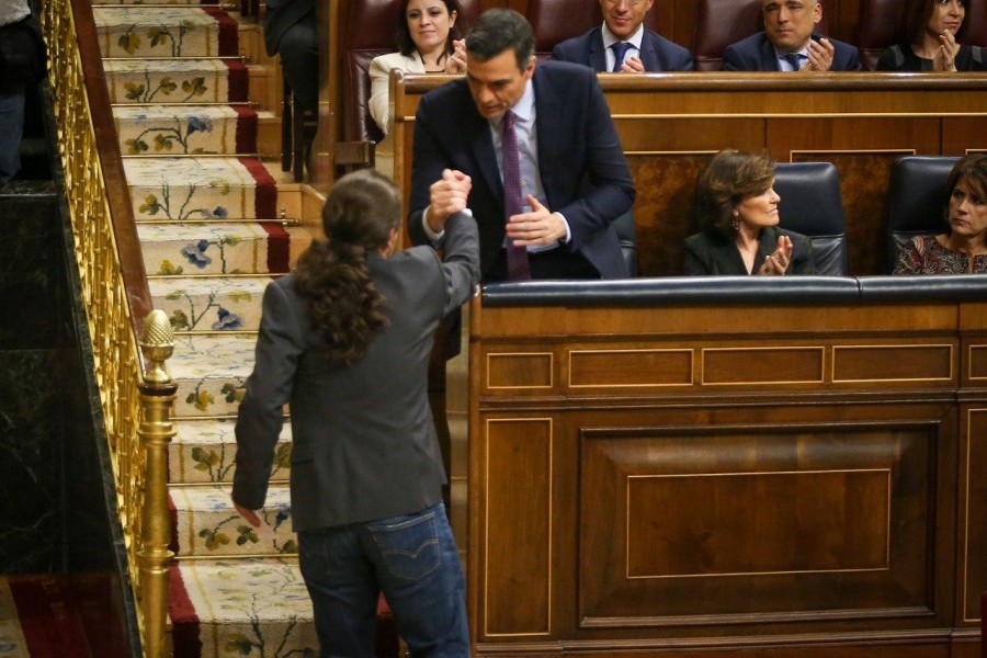 <p>Pablo Iglesias saluda a Pedro Sánchez tras una de sus intervenciones en la sesión de investidura.</p>