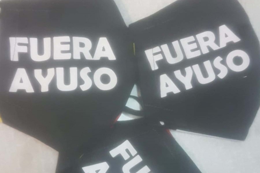 <p>Mascarillas con el lema 'Fuera Ayuso'.</p>