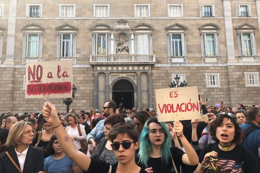 <p>Manifestación en 2018 frente al Palau de la Generalitat en protesta por la sentencia de la Manada. <strong>/ Elise Gazengel</strong></p>