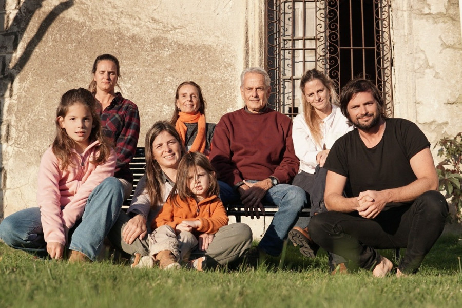 <p>Eduardo Strauch, superviviente del Vuelo 571 de la Fuerza Aérea Uruguaya, junto a su familia. / <strong>Cedida por el entrevistado</strong></p>