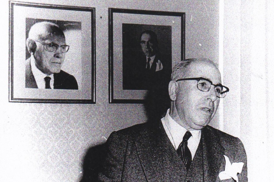 <p>Ramón Areces posa ante un retrato de su tío, César Rodríguez, a finales de los años sesenta, con su característico pañuelo de cuatro picos en el bolsillo. </p>
