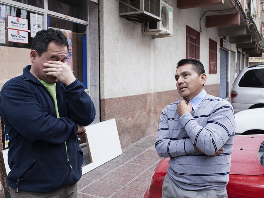 Gonzalo (dcha), ecuatoriano, lleva 12 años en Murcia donde compró una casa en la que vive con sus tres hijos y su nieto. Está pendiente de un desahucio y piensa en volver a su país.