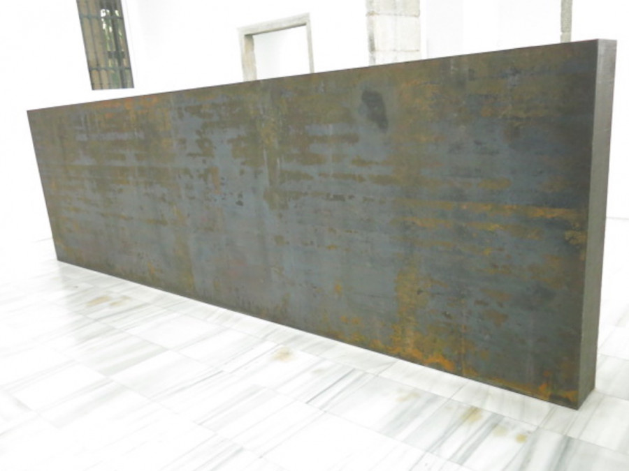 <p>Un fragmento de ‘Equal-Parallel’ de Richard Serra en el Museo Reina Sofía de Madrid.</p>