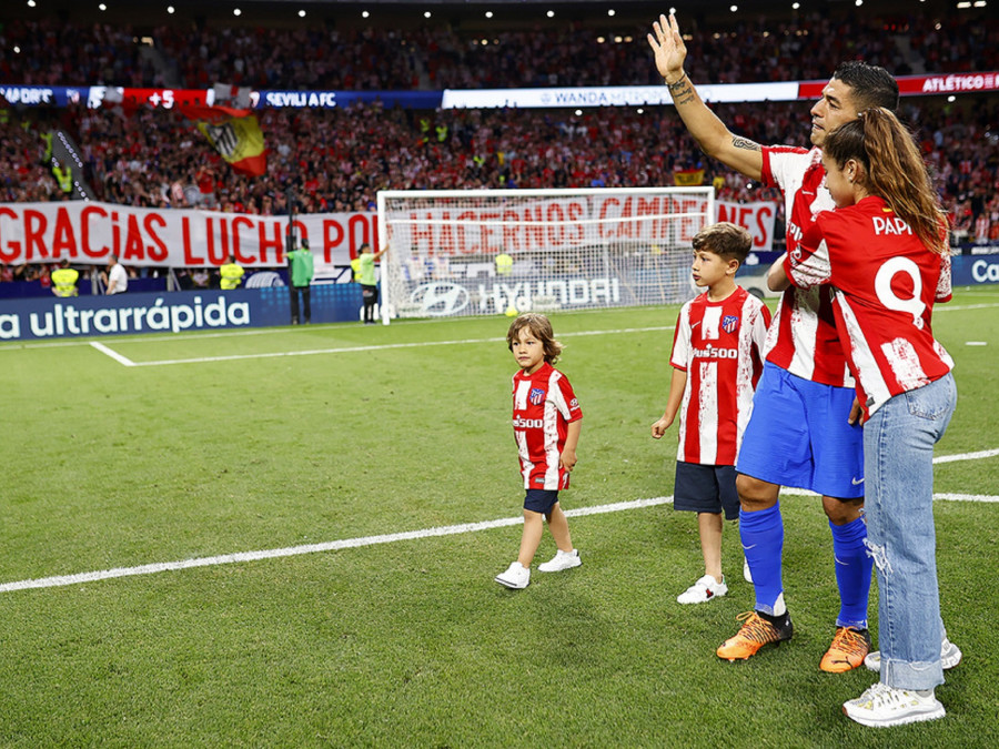 <p>Suárez, saludando al Wanda Metropolitano.</p>