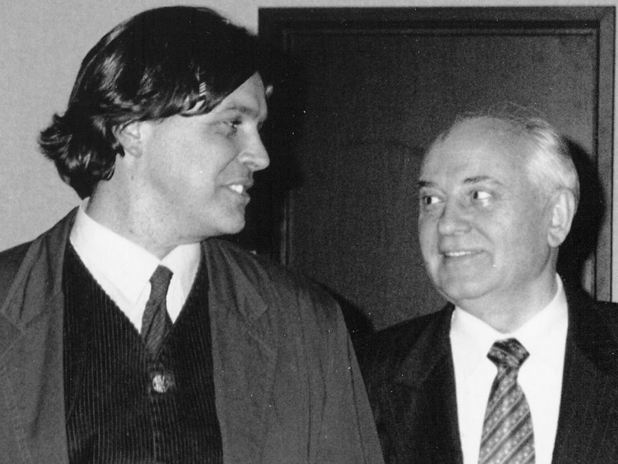 <p>Mijaíl Gorbachov con el autor, Moscú, 1991.</p>