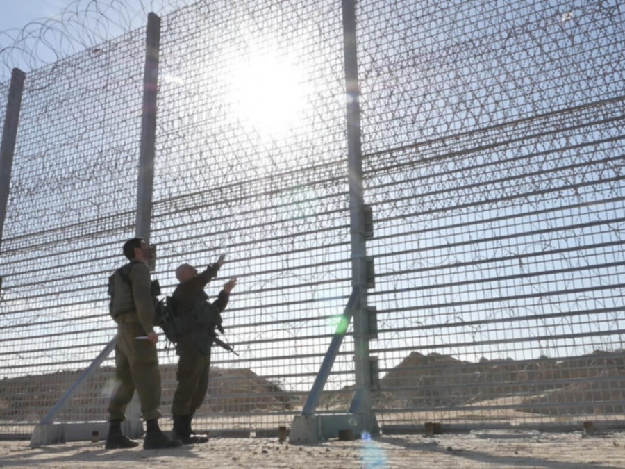 <p>Soldados israelíes observan la valla inteligente que rodea la Franja de Gaza. / <strong>Ministerio de Defensa de Israel</strong></p>