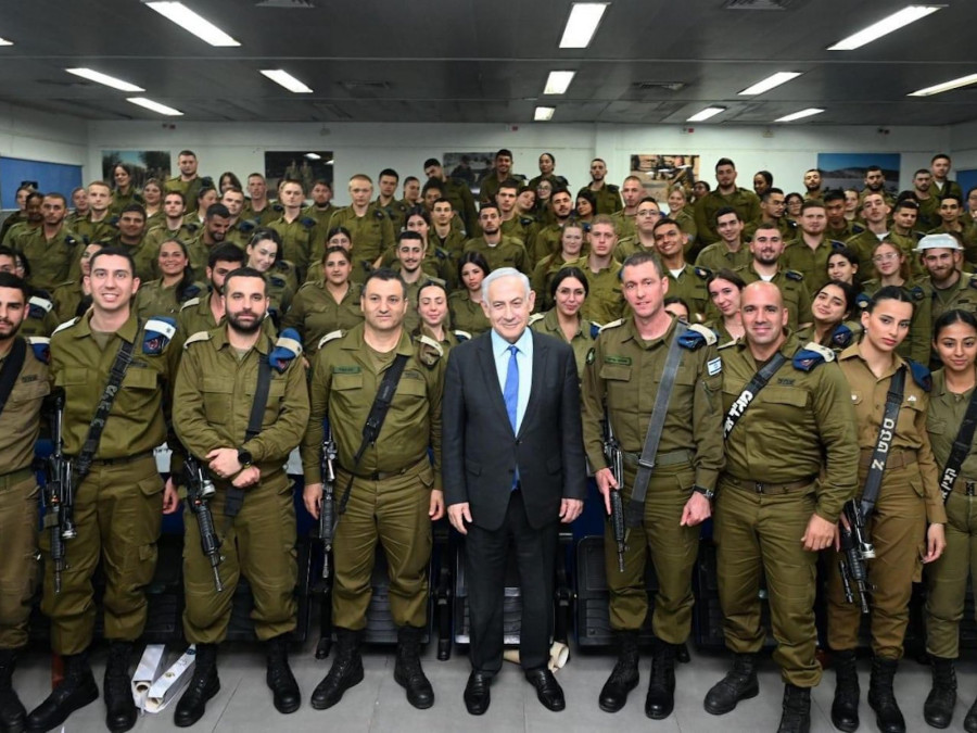 <p>Benjamin Netanyahu junto a varios altos cargos del ejercito israelí, el pasado 24 de marzo. / <strong>Cuenta de X de B. N. </strong></p>