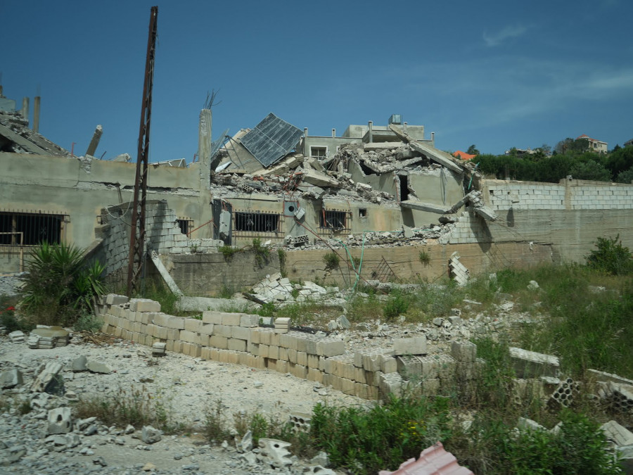 <p>Casas destruidas por el impacto de misiles israelíes de Kfar Kela, pueblo libanés a pocos metros de la Línea Azul. / <strong>Jihad Jneid</strong></p>