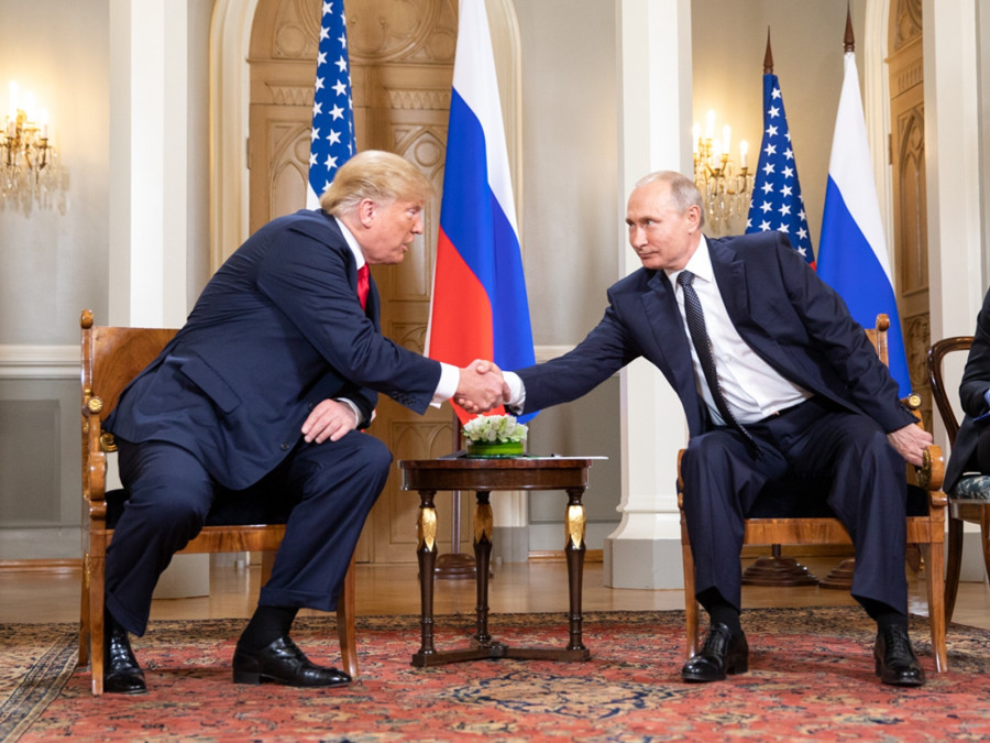 <p>El entonces presidente Donald Trump saluda al presidente ruso Putin durante un reunión celebrada en 2018. /<strong> Trump White House Archived</strong></p>