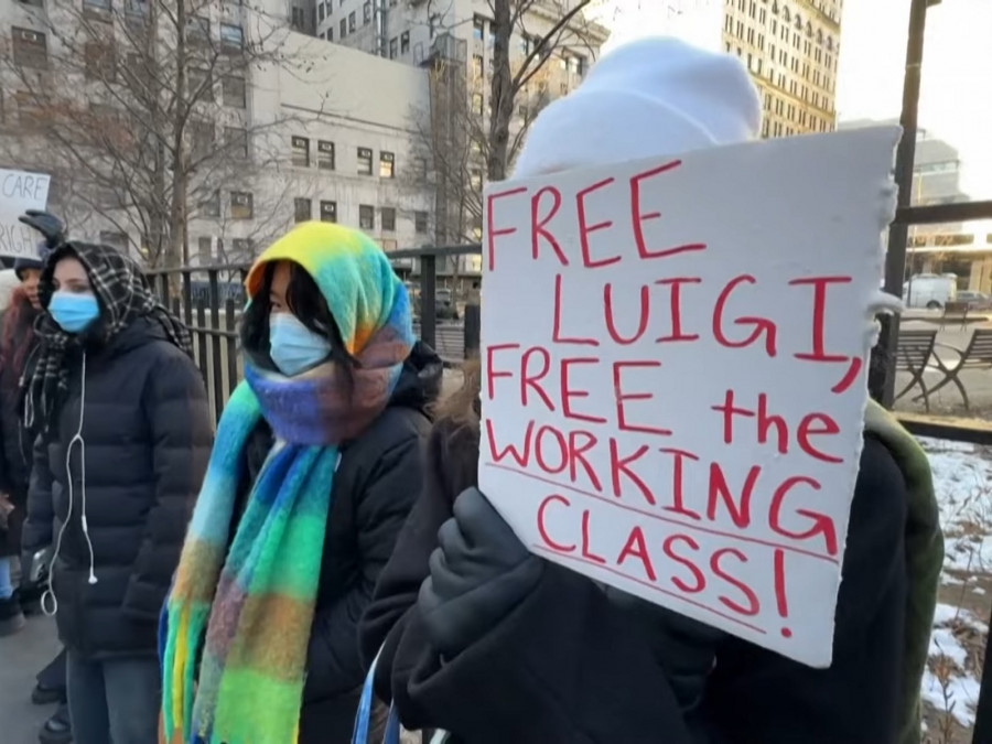 <p>Manifestantes piden libertad para Luigi Mangione a las puertas del juzgado de Nueva York en el que declaraba el acusado. / <strong>YouTube (Philstar News)</strong></p>