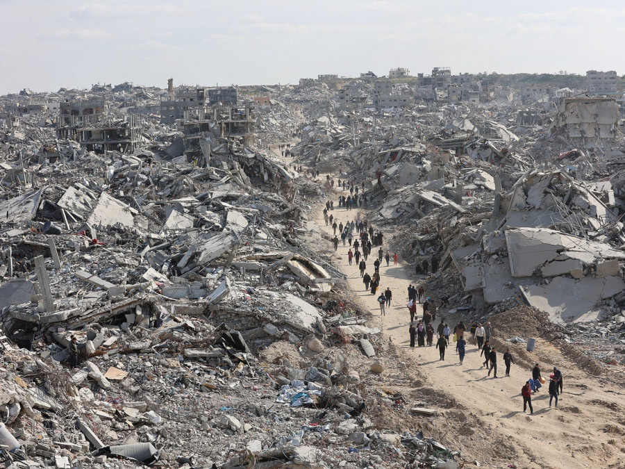 <p>Un grupo de gazatíes regresan a Jabalia tras el alto el fuego de Israel en enero de 2025. / <strong>Omar El Qataa </strong></p>