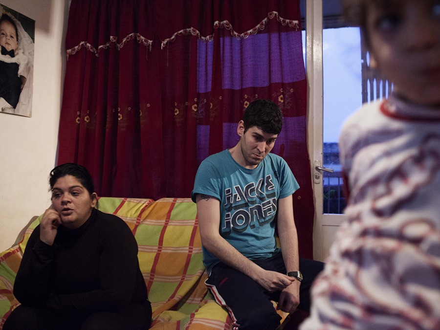 Luisa y José Antonio, en paro y sin ingresos, en el piso donde viven con sus cinco hijos. Viven de las asociaciones de caridad y de la ayuda que les prestan sus familias. Murcia. 2012.