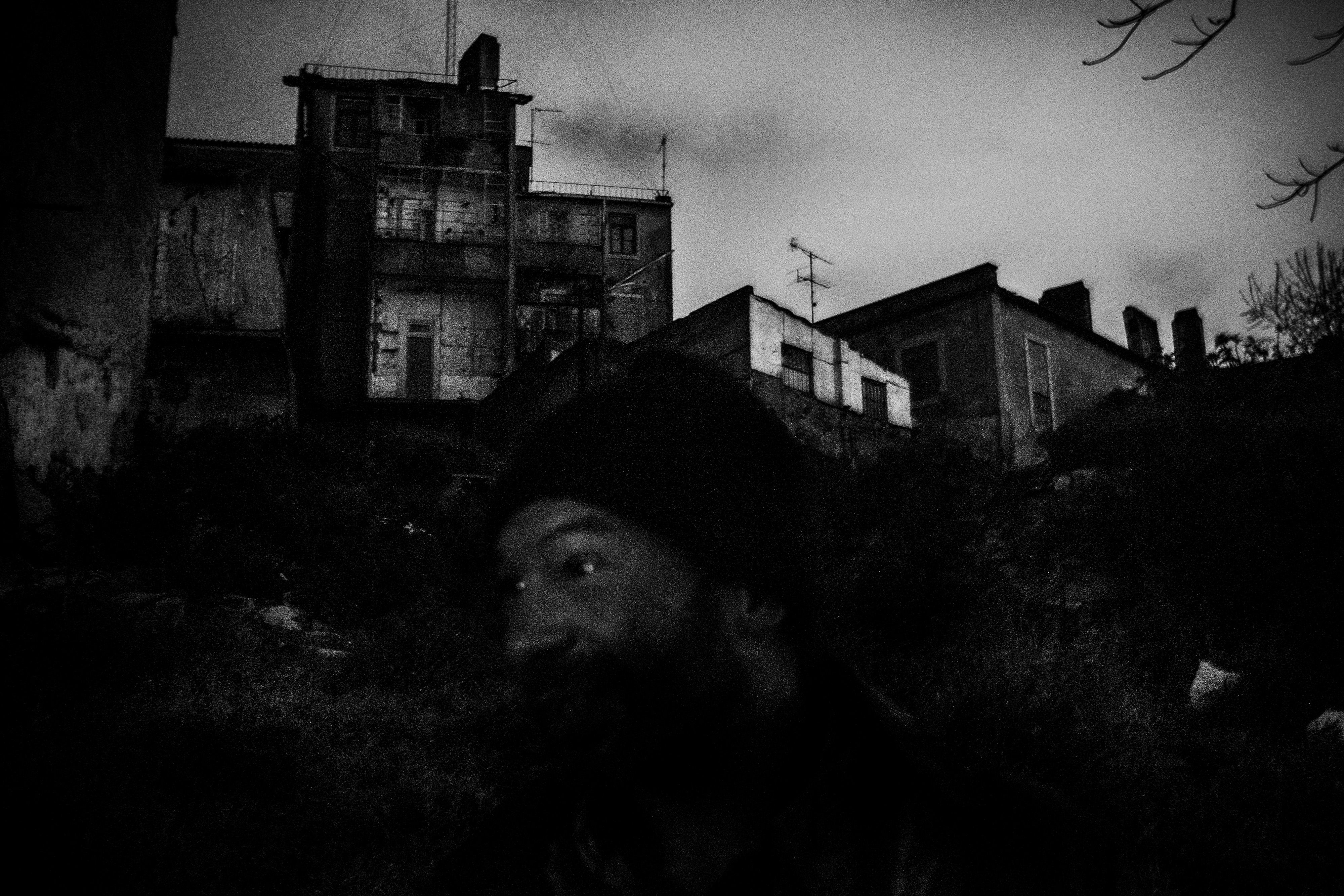 25 de marzo de 2014. Rogerio sale de su casa en un pueblo abandonado de Lisboa. Él, como otros residentes, tuvo que derribar puertas y ventanas tapadas con cemento para hacer una “casa” que le mantuviera fuera de las calles.