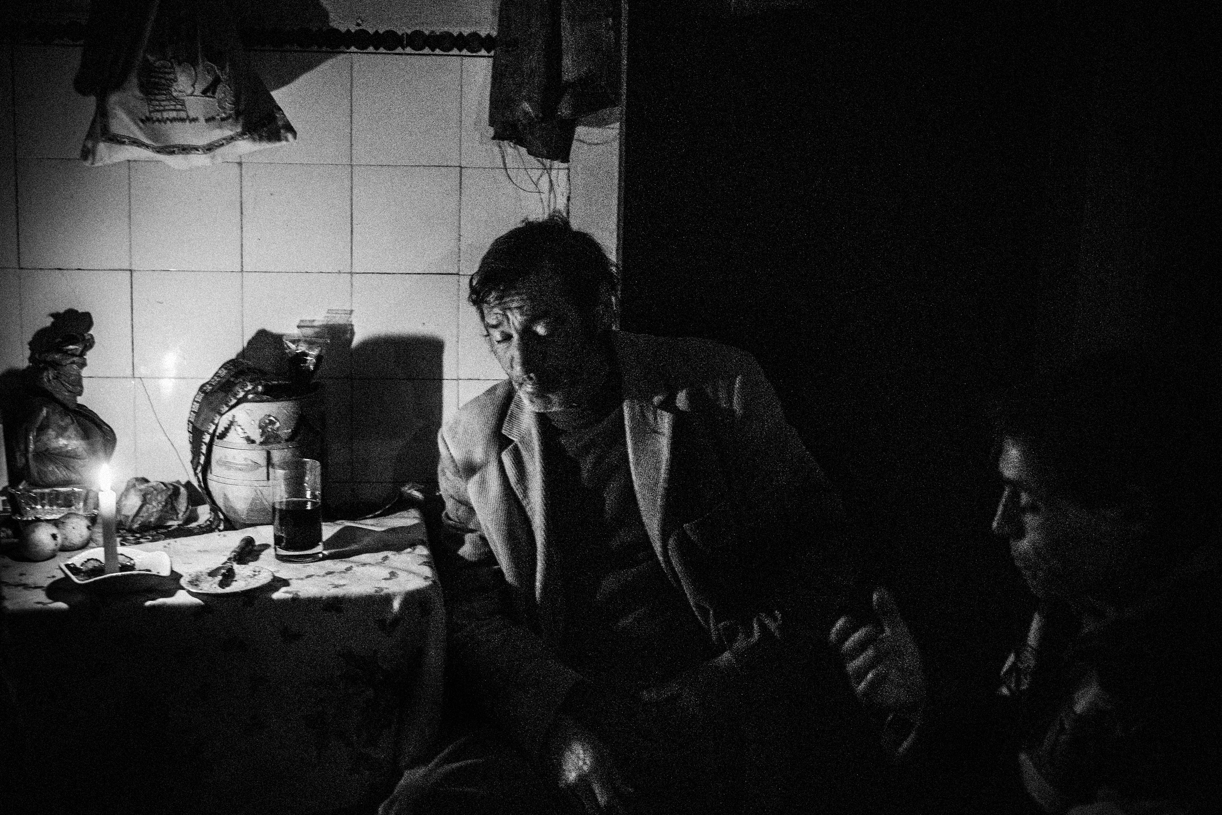 11 de marzo de 2014. Carlos y Joao comparten comida en una casa abandonada que encontraron en un viejo pueblo que ahora es su hogar. Vivieron allí durante más de 3 años sin ningún ingreso.