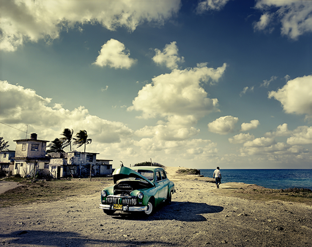 Son habituales los coches de los años 40 y 50 en las carreteras cubanas. Algunos, como este en la playa de Guanabo, no funcionan.