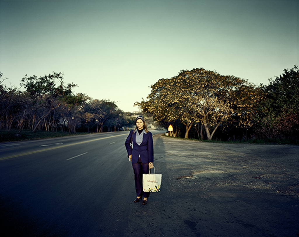 Mádelin, que trabaja en una tienda en La Habana, prefiere hacer autostop a coger el autobús.
