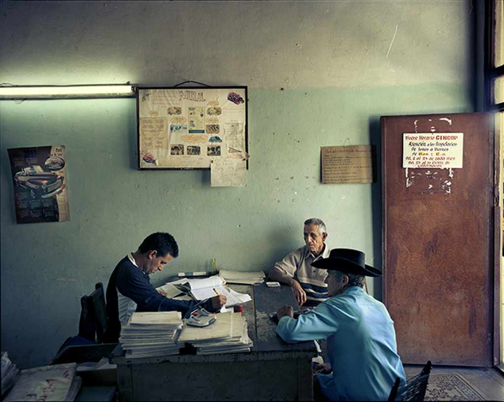 Agedo León (al fondo a la derecha), de 82 años, registra el nacimiento de un ternero en la oficina de Campo Florido. Es obligatorio. Su falta está multada con 80 dólares.