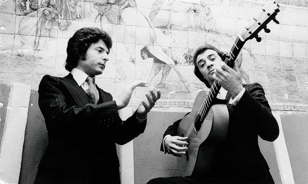 Enrique Morente con Pepe Habichuela en el Homenaje a D. Antonio Chacón, 1977.