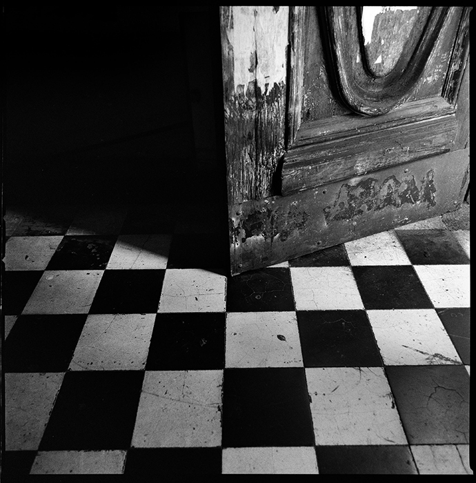 Londres 38, centro de detención en Santiago de Chile. Los supervivientes reconocieron el lugar al describir lo poco que podían ver cuando entraban: el suelo de azulejos blancos y negros. Noviembre, 2007.