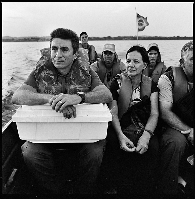 Marco Aurelio Guimaraes (izquierda), forense patólogo, lleva consigo lo que parecen ser los restos de un miembro de la guerrilla Araguaia de Brasil, mientras cruza el río con su equipo. Octubre, 2012.