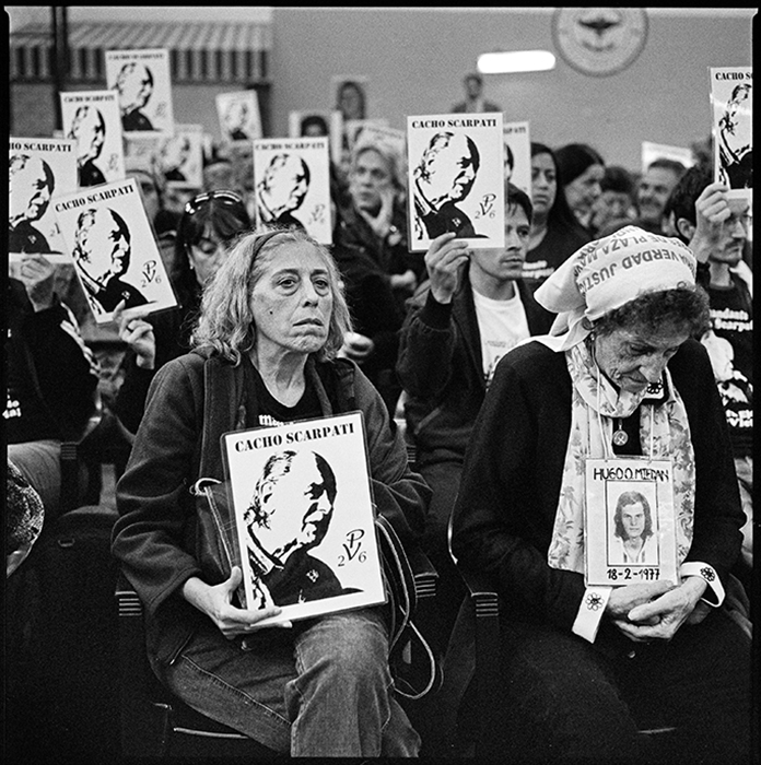 Familiares y amigos de los desaparecidos durante el juicio celebrado en Florida, Argentina, a los miembros del Campo de Mayo.  El general Reynaldo Bignone fue condenado a 25 años de cárcel por crímenes contra la humanidad. Abril, 2010.