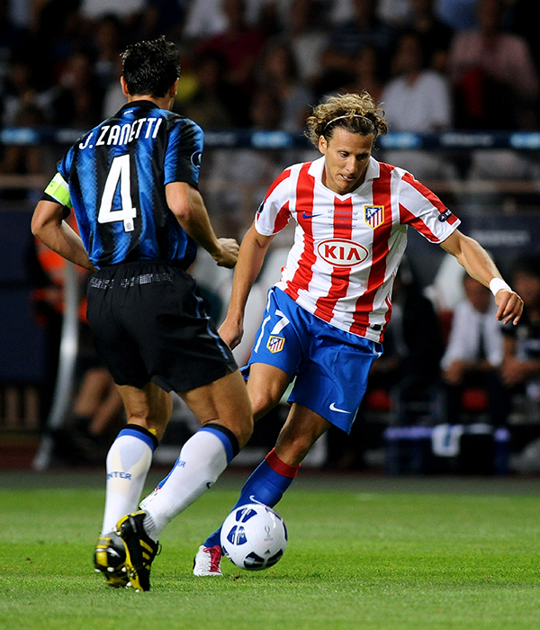 Javier Zanetti (izq), del FC Inter Milan, lucha por el balón con Diego Forlán, del Atlético de Madrid, durante el partido en que el equipo madrileño ganó la Supercopa de la UEFA. Agosto, 2010.